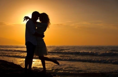 romantic-couple-on-beach_380_250_s_c1_c_c